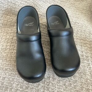 Dansko Sleek Black Leather Clogs size 40 9.5/10